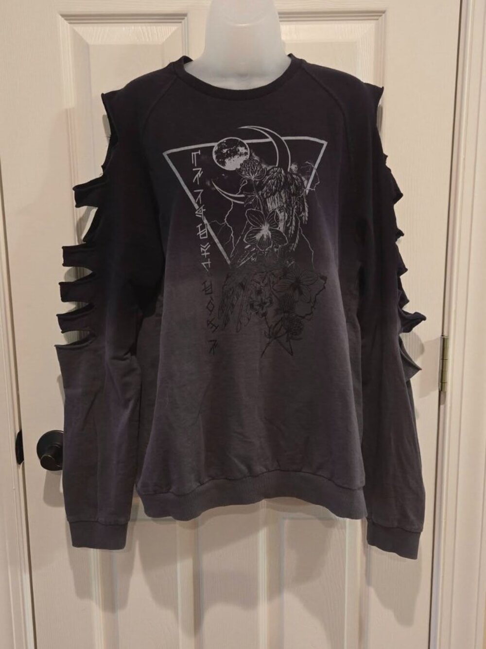 Critical Role Beauty of Exandria Creation Yasha Nydoorin Slash Sleeve Sweatshirt